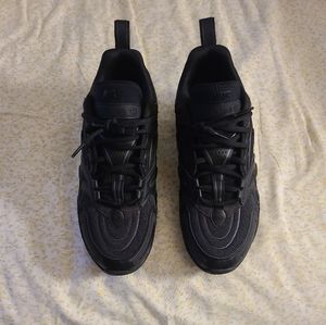 1st time trying a vapormax style shoe do not like them Put them on twice no box